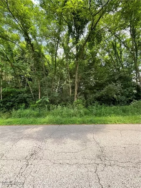 Fairlawn Avenue Se, Hubbard, OH 44425