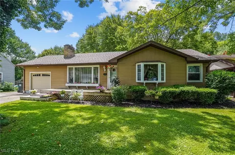 2970 Meadow Ln, Youngstown, OH 44511