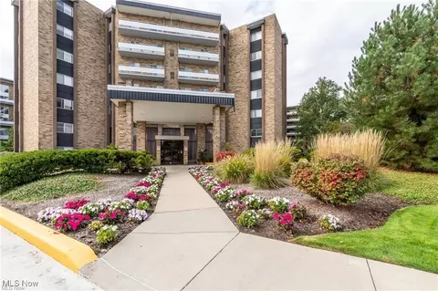 2202 Acacia Park Dr #2605, Lyndhurst, OH 44124