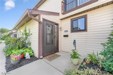 7438 Pine River Ct, Middleburg Heights, OH 44130