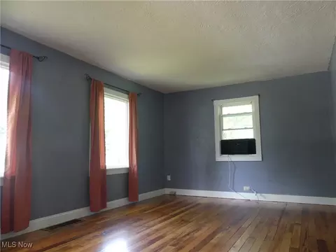 6069 Hyde St, Mentor, OH 44060 photo 4