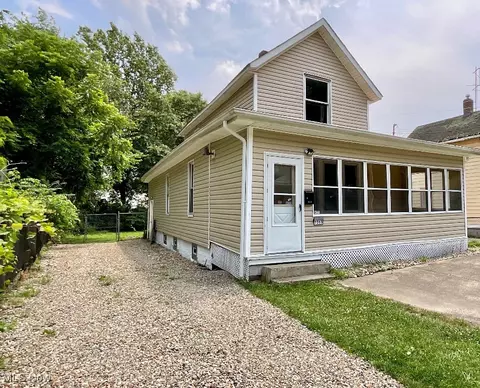 1063 Raymond St, Akron, OH 44307