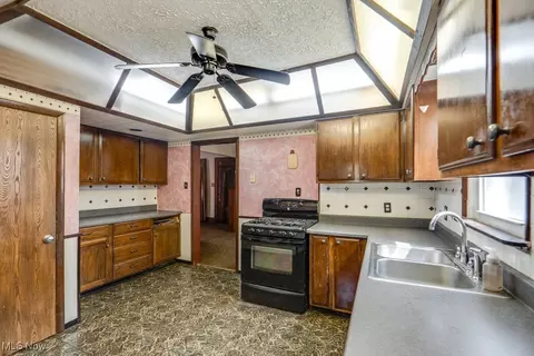 Kitchen - 516 Floyd St, Akron, OH 44310 photo 3 of 5