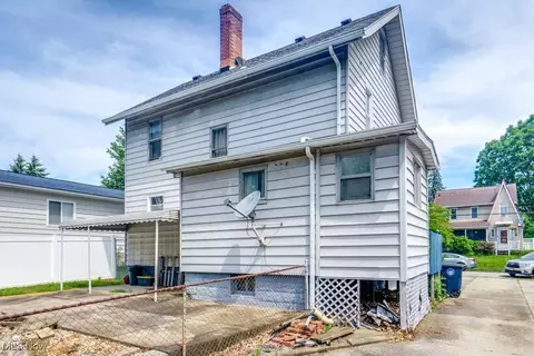 Exterior - 516 Floyd St, Akron, OH 44310 photo 3 of 7