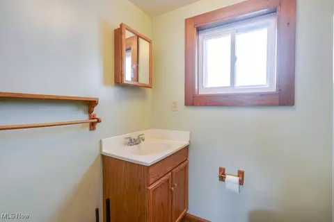 Bath - 516 Floyd St, Akron, OH 44310 photo 2 of 4