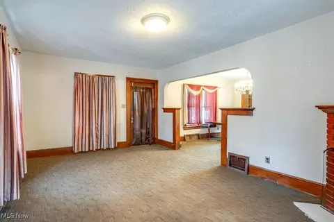 Living - 516 Floyd St, Akron, OH 44310 photo 3 of 4