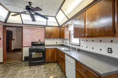 Kitchen - 516 Floyd St, Akron, OH 44310 photo 4 of 5