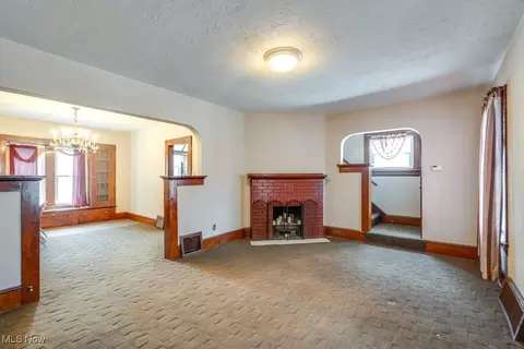 Living - 516 Floyd St, Akron, OH 44310 photo 4 of 4