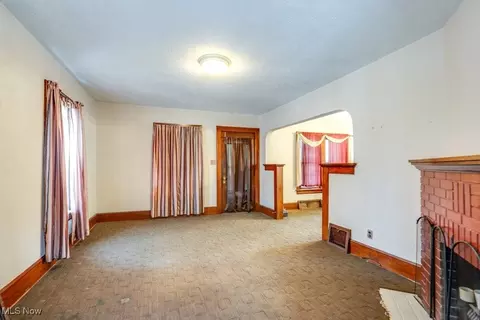 Living - 516 Floyd St, Akron, OH 44310 photo 2 of 4