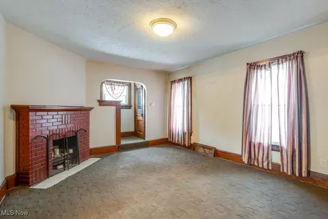 Living - 516 Floyd St, Akron, OH 44310 photo 1 of 4