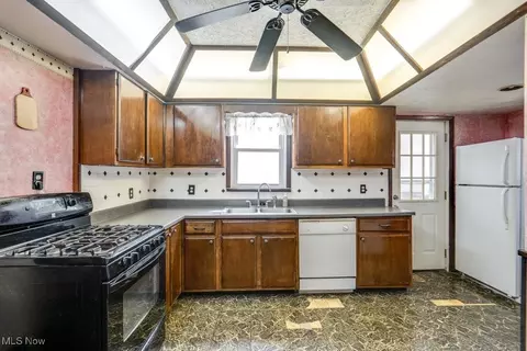 Kitchen - 516 Floyd St, Akron, OH 44310 photo 1 of 5