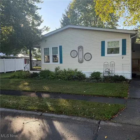 7 Symphony St, Olmsted Twp, OH 44138