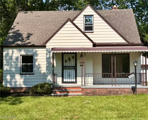 5033 Greenhurst Dr, Maple Heights, OH 44137