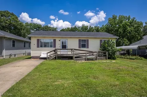 810 Leonard Ave, Belpre, OH 45714