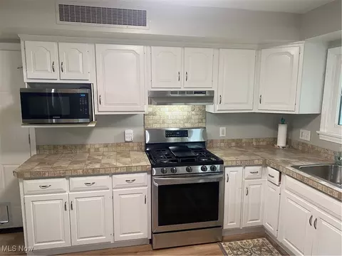 Kitchen - 243 Yale Ave, Elyria, OH 44035 photo 3 of 4