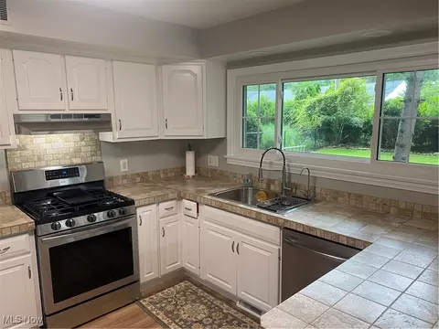 Kitchen - 243 Yale Ave, Elyria, OH 44035 photo 2 of 4