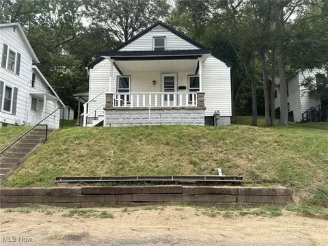 1624 Orchard St, Coshocton, OH 43812