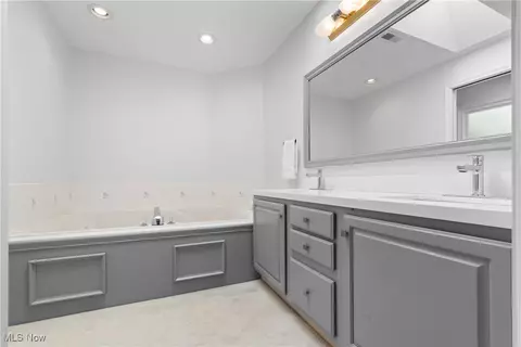 Bath - 3049 Deercrest Path, Stow, OH 44224 photo 2 of 4