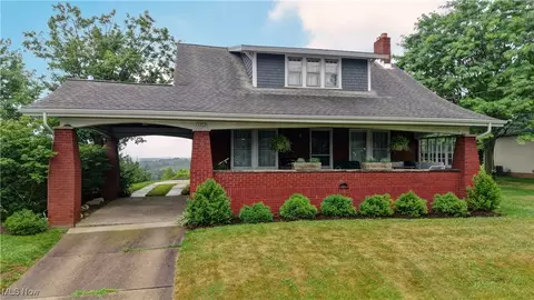 1212 Cherry Ridge Dr, Sugarcreek, OH 44681