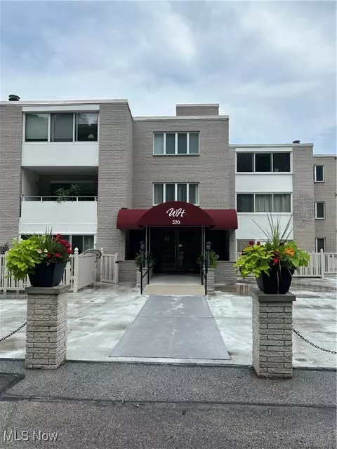 520 Meredith Ln #302, Cuyahoga Falls, OH 44223