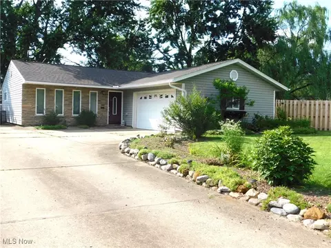 285 Willow Ln, Berea, OH 44017