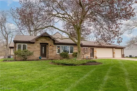 5835 Island Dr NW, Canton, OH 44718