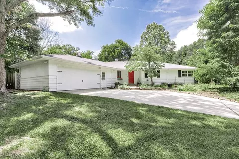 32 Lyndale Dr, Chagrin Falls, OH 44022