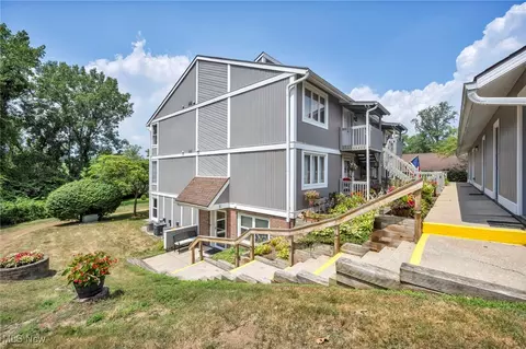255 Portage Lakes Dr #E, Akron, OH 44319