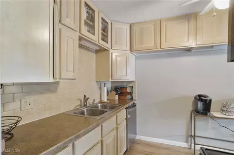 Kitchen - 2695 Mull Ave #B, Akron, OH 44321 photo 4 of 5
