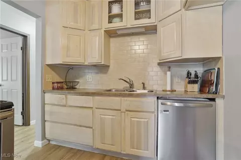 Kitchen - 2695 Mull Ave #B, Akron, OH 44321 photo 3 of 5