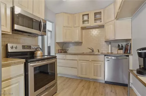 Kitchen - 2695 Mull Ave #B, Akron, OH 44321 photo 2 of 5