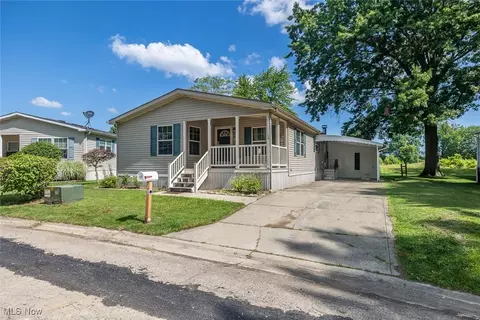 19 Pageant Ln, Olmsted Twp, OH 44138
