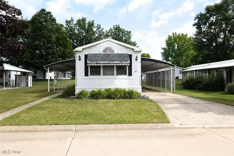 4 Sycamore Dr, Olmsted Twp, OH 44138