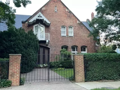 27 Garfield Ln, Bratenahl, OH 44108