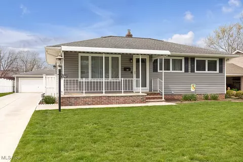 5402 Amherst Dr, Parma, OH 44129