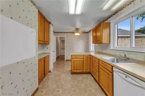 Kitchen - 8918 Bramley Dr, Independence, OH 44131 photo 4 of 4