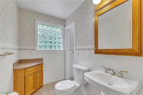 Bath - 8918 Bramley Dr, Independence, OH 44131 photo 1 of 3