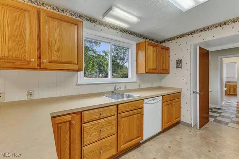 Kitchen - 8918 Bramley Dr, Independence, OH 44131 photo 3 of 4
