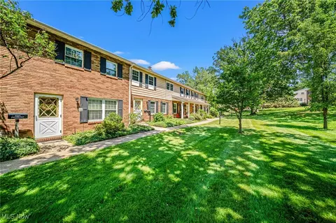 8264 Deepwood Blvd #8, Mentor, OH 44060
