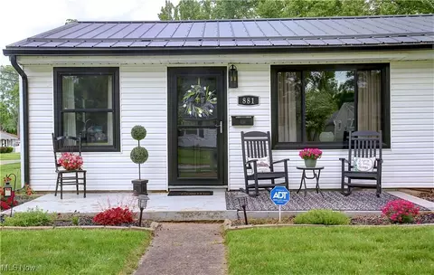 Exterior - 881 Oak St, Elyria, OH 44035 photo 4 of 7
