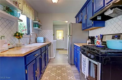 Kitchen - 881 Oak St, Elyria, OH 44035 photo 3 of 4