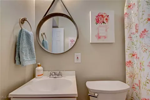 Bath - 881 Oak St, Elyria, OH 44035 photo 1 of 2