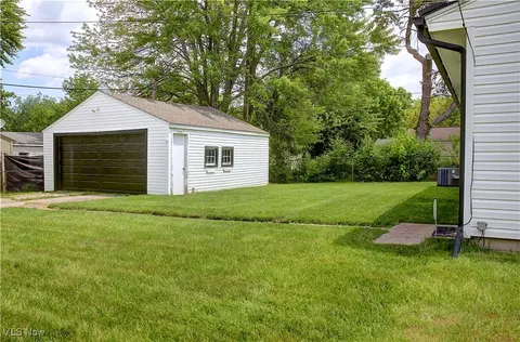 Exterior - 881 Oak St, Elyria, OH 44035 photo 5 of 7