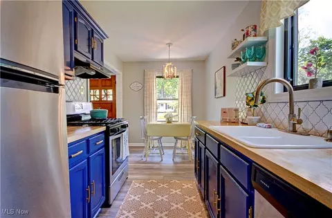 Kitchen - 881 Oak St, Elyria, OH 44035 photo 2 of 4