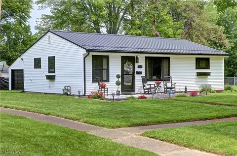881 Oak St, Elyria, OH 44035