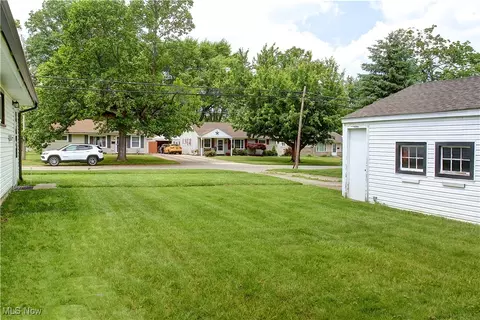 Exterior - 881 Oak St, Elyria, OH 44035 photo 7 of 7