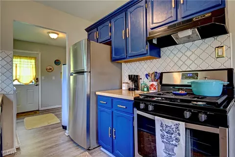 Kitchen - 881 Oak St, Elyria, OH 44035 photo 4 of 4