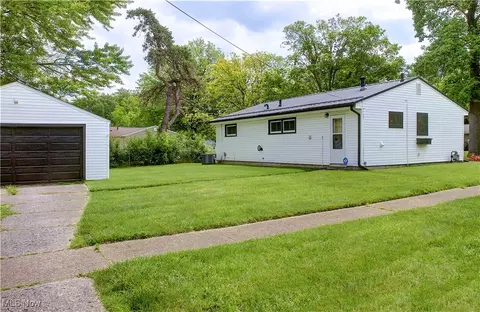 Exterior - 881 Oak St, Elyria, OH 44035 photo 6 of 7