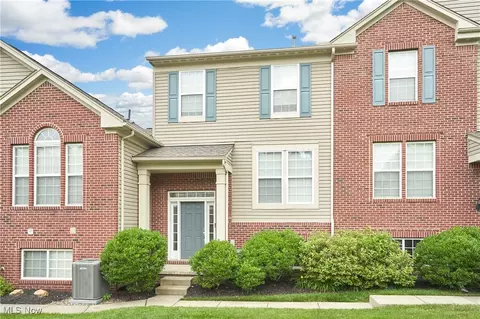 285 Woodhaven Dr, Copley, OH 44321