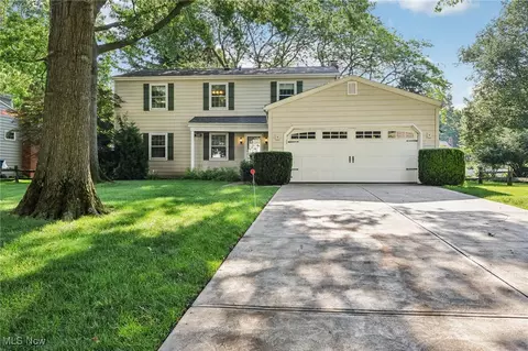 395 Bates Dr, Bay Village, OH 44140